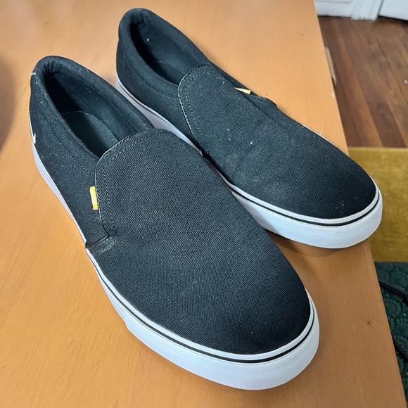 black nike slip on shoes